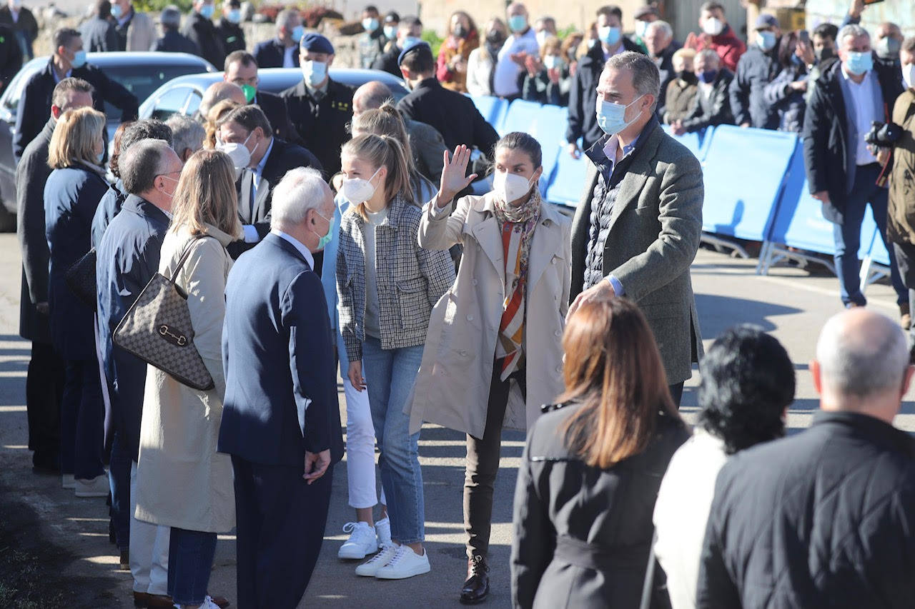 Fieles a su cita con la localidad que cada año es distinguida con el Premio Pueblo Ejemplar de Asturias, don Felipe, doña Letizia, la princesa Leonor y la infanta Sofía han acompañado a los vecinos de Santa María del Puerto, en Somiedo, que en un día tan señalado han hecho gala de su cultura vaqueira y de tradiciones como la trashumancia.