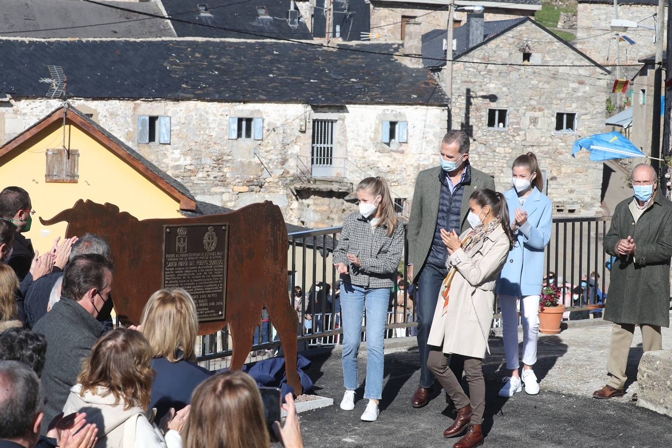 Fieles a su cita con la localidad que cada año es distinguida con el Premio Pueblo Ejemplar de Asturias, don Felipe, doña Letizia, la princesa Leonor y la infanta Sofía han acompañado a los vecinos de Santa María del Puerto, en Somiedo, que en un día tan señalado han hecho gala de su cultura vaqueira y de tradiciones como la trashumancia.