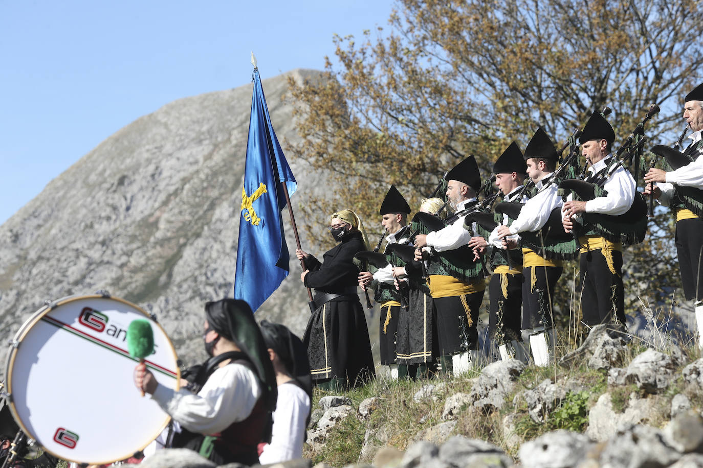 Fieles a su cita con la localidad que cada año es distinguida con el Premio Pueblo Ejemplar de Asturias, don Felipe, doña Letizia, la princesa Leonor y la infanta Sofía han acompañado a los vecinos de Santa María del Puerto, en Somiedo, que en un día tan señalado han hecho gala de su cultura vaqueira y de tradiciones como la trashumancia.