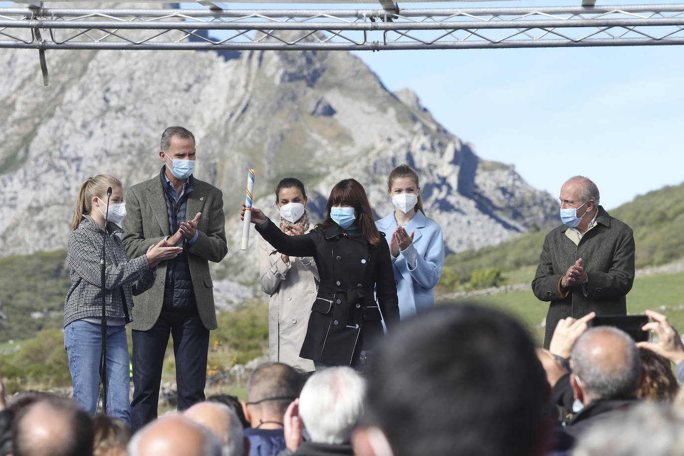 Fieles a su cita con la localidad que cada año es distinguida con el Premio Pueblo Ejemplar de Asturias, don Felipe, doña Letizia, la princesa Leonor y la infanta Sofía han acompañado a los vecinos de Santa María del Puerto, en Somiedo, que en un día tan señalado han hecho gala de su cultura vaqueira y de tradiciones como la trashumancia.