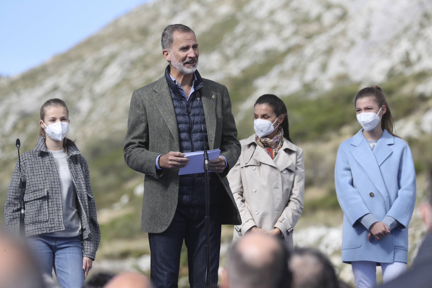 Fieles a su cita con la localidad que cada año es distinguida con el Premio Pueblo Ejemplar de Asturias, don Felipe, doña Letizia, la princesa Leonor y la infanta Sofía han acompañado a los vecinos de Santa María del Puerto, en Somiedo, que en un día tan señalado han hecho gala de su cultura vaqueira y de tradiciones como la trashumancia.