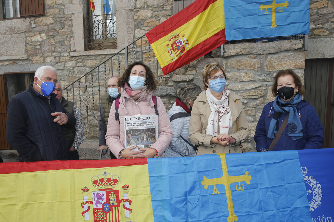 Fieles a su cita con la localidad que cada año es distinguida con el Premio Pueblo Ejemplar de Asturias, don Felipe, doña Letizia, la princesa Leonor y la infanta Sofía han acompañado a los vecinos de Santa María del Puerto, en Somiedo, que en un día tan señalado han hecho gala de su cultura vaqueira y de tradiciones como la trashumancia.