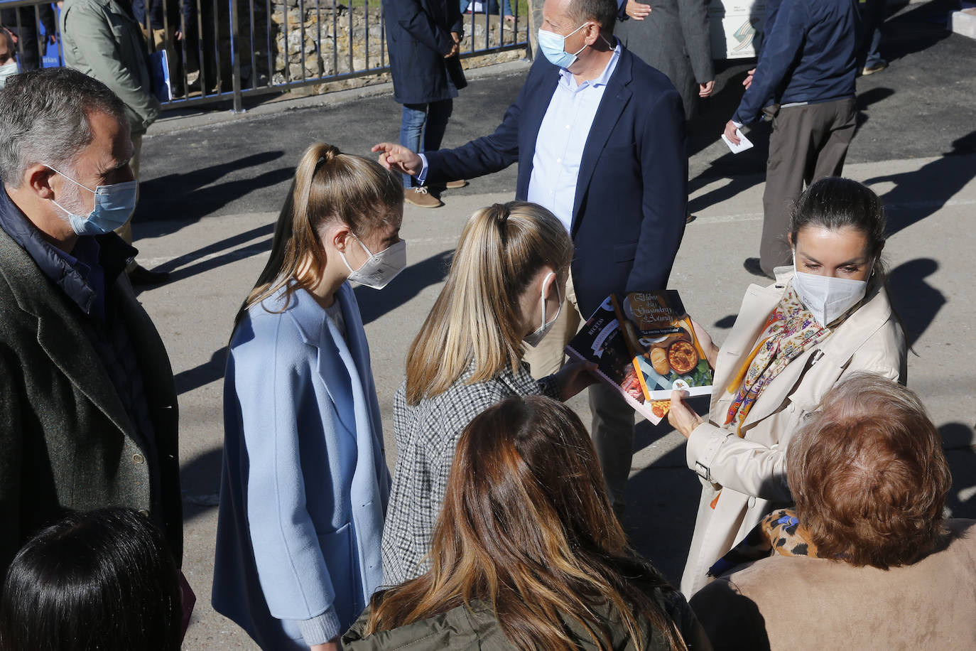 Fieles a su cita con la localidad que cada año es distinguida con el Premio Pueblo Ejemplar de Asturias, don Felipe, doña Letizia, la princesa Leonor y la infanta Sofía han acompañado a los vecinos de Santa María del Puerto, en Somiedo, que en un día tan señalado han hecho gala de su cultura vaqueira y de tradiciones como la trashumancia.