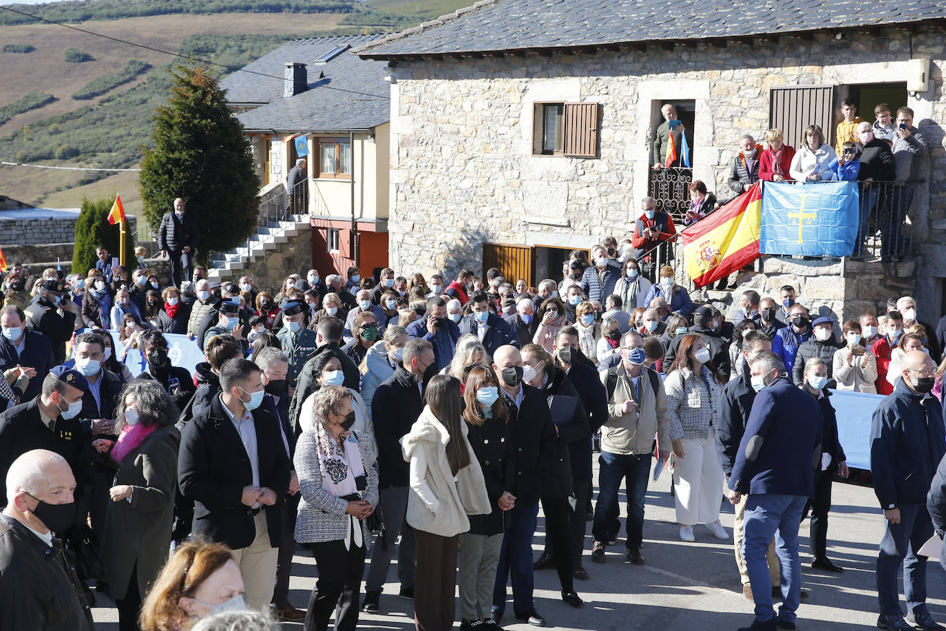 Fieles a su cita con la localidad que cada año es distinguida con el Premio Pueblo Ejemplar de Asturias, don Felipe, doña Letizia, la princesa Leonor y la infanta Sofía han acompañado a los vecinos de Santa María del Puerto, en Somiedo, que en un día tan señalado han hecho gala de su cultura vaqueira y de tradiciones como la trashumancia.