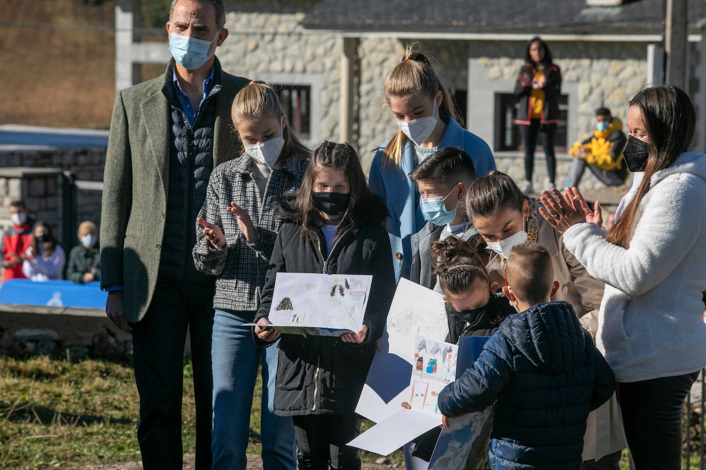 Fieles a su cita con la localidad que cada año es distinguida con el Premio Pueblo Ejemplar de Asturias, don Felipe, doña Letizia, la princesa Leonor y la infanta Sofía han acompañado a los vecinos de Santa María del Puerto, en Somiedo, que en un día tan señalado han hecho gala de su cultura vaqueira y de tradiciones como la trashumancia.