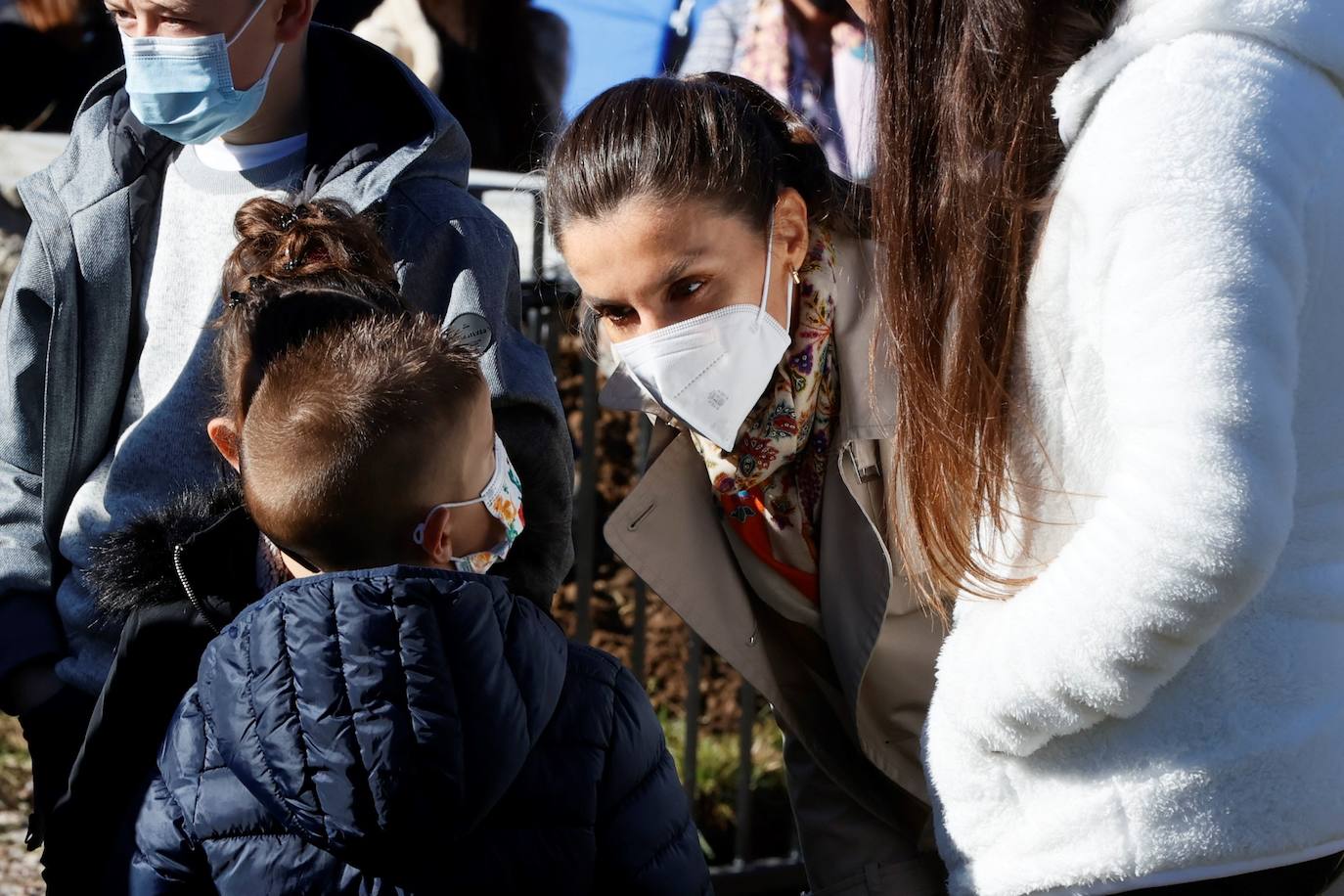 Fieles a su cita con la localidad que cada año es distinguida con el Premio Pueblo Ejemplar de Asturias, don Felipe, doña Letizia, la princesa Leonor y la infanta Sofía han acompañado a los vecinos de Santa María del Puerto, en Somiedo, que en un día tan señalado han hecho gala de su cultura vaqueira y de tradiciones como la trashumancia.