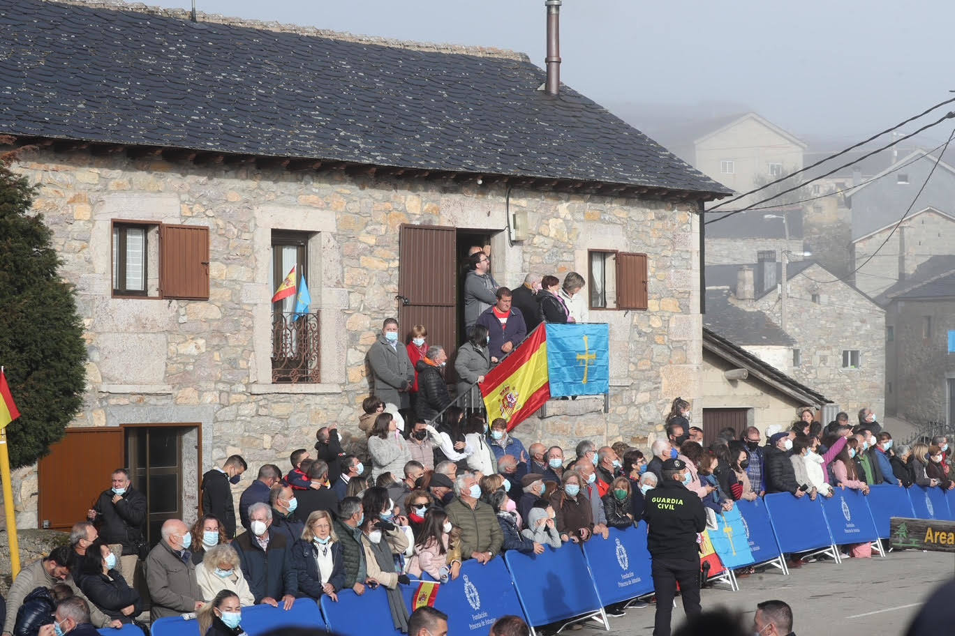 Fotos: Gran ambiente en Santa María del Puerto para recibir a la Familia Real