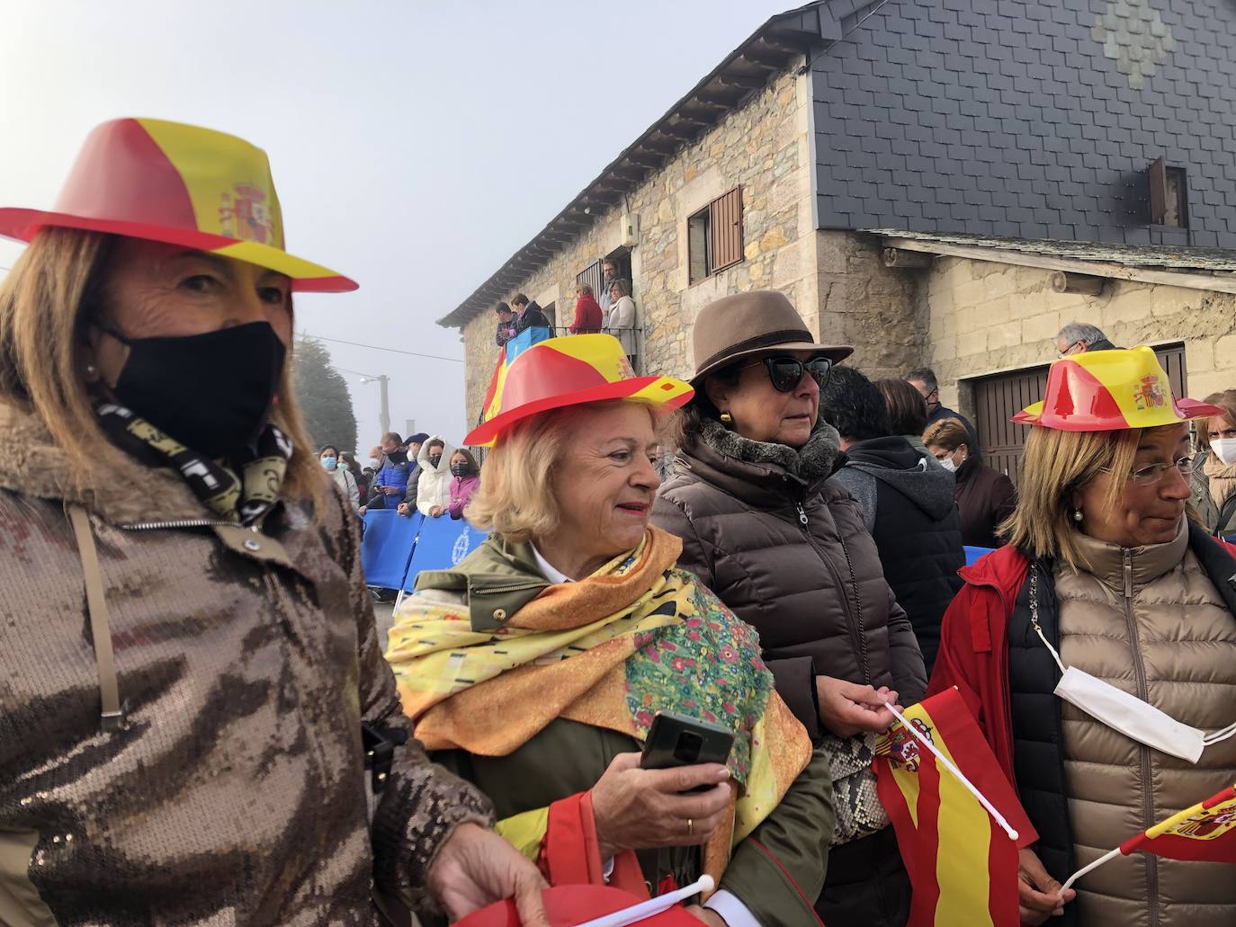 Fotos: Gran ambiente en Santa María del Puerto para recibir a la Familia Real