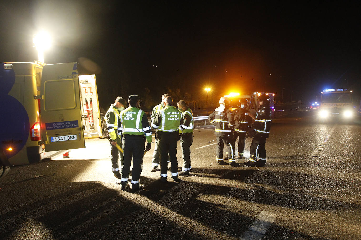 El suceso, que ha obligado a desviar el tráfico, se ha producido en el carril sentido Gijón, a la altura del desvío de Rodiles.