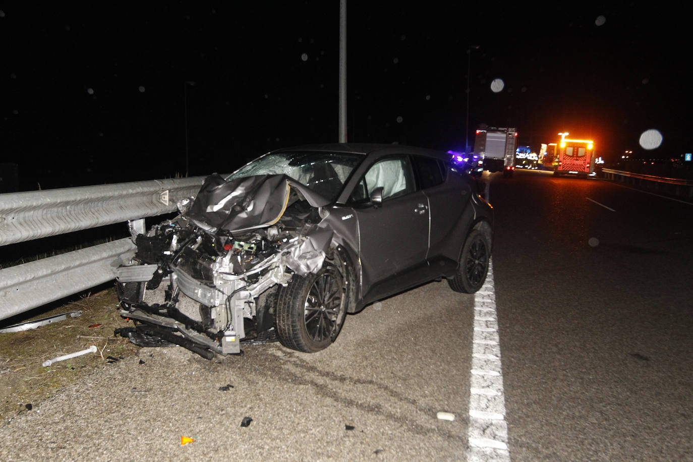 El suceso, que ha obligado a desviar el tráfico, se ha producido en el carril sentido Gijón, a la altura del desvío de Rodiles.