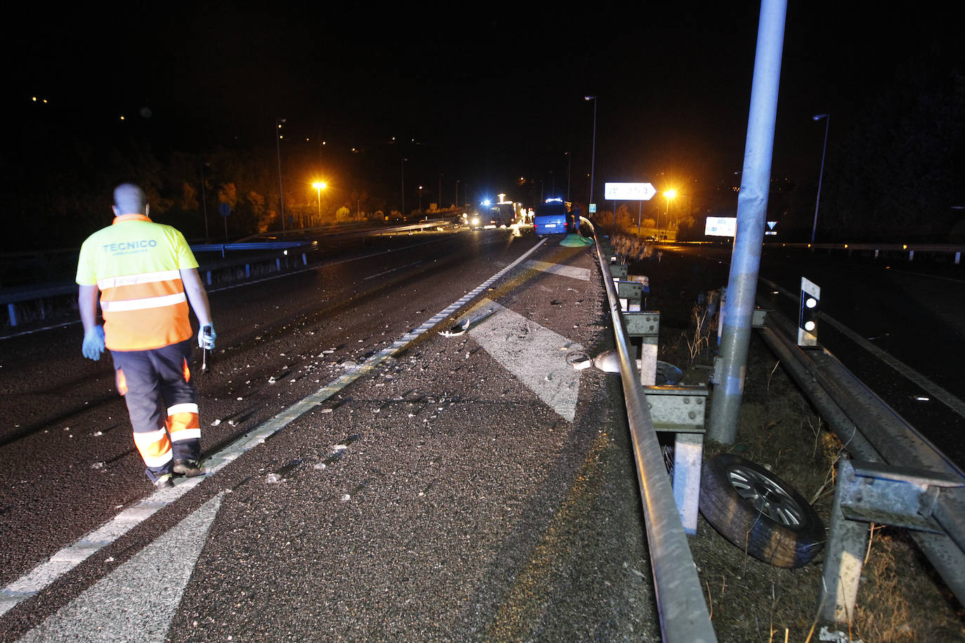 El suceso, que ha obligado a desviar el tráfico, se ha producido en el carril sentido Gijón, a la altura del desvío de Rodiles.