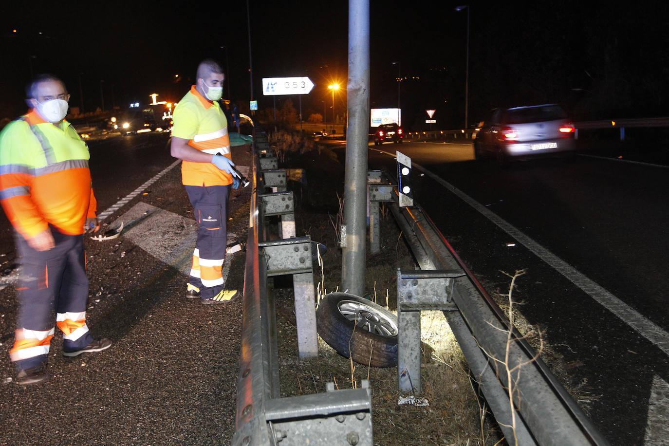 El suceso, que ha obligado a desviar el tráfico, se ha producido en el carril sentido Gijón, a la altura del desvío de Rodiles.