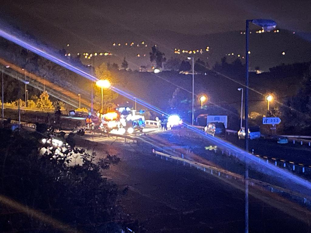 El suceso, que ha obligado a desviar el tráfico, se ha producido en el carril sentido Gijón, a la altura del desvío de Rodiles.