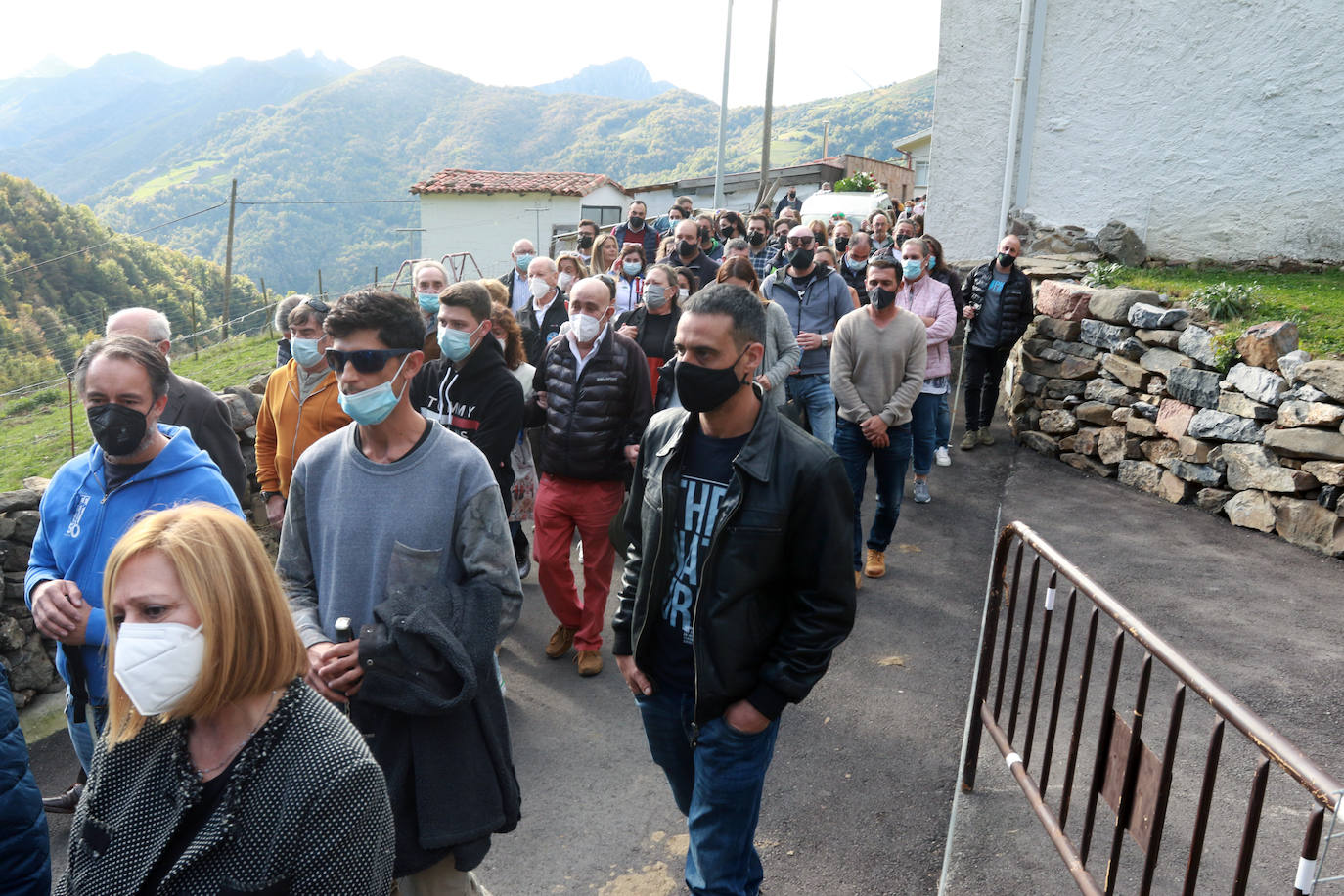 El pueblo de Pajares ha dado su último adiós Ángel González de Lena, 'Gelito', impulsor de la estación lenense desde sus inicios en 1957 y miembro de Los Galgos. 
