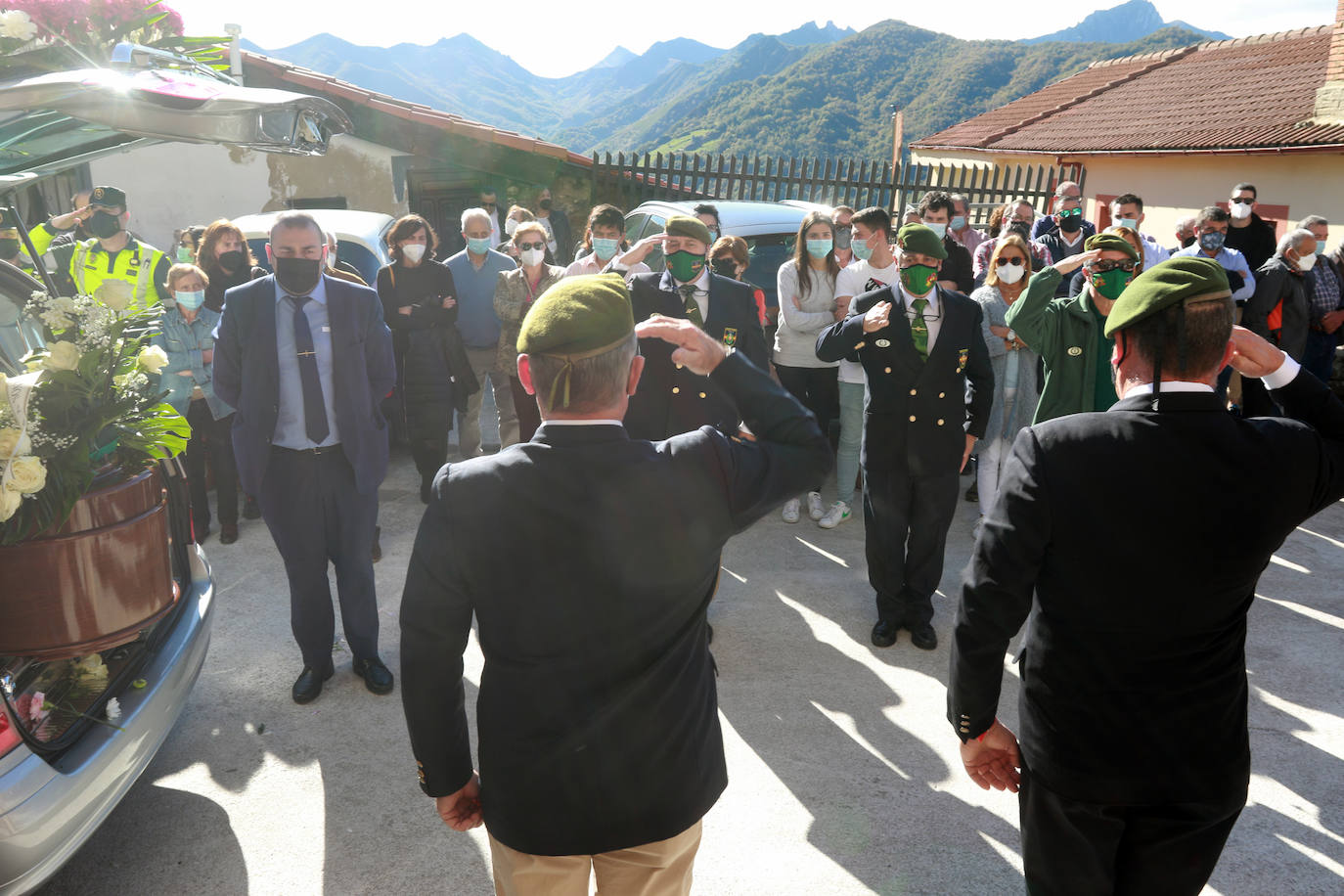 El pueblo de Pajares ha dado su último adiós Ángel González de Lena, 'Gelito', impulsor de la estación lenense desde sus inicios en 1957 y miembro de Los Galgos. 