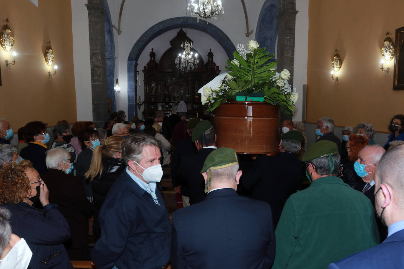 El pueblo de Pajares ha dado su último adiós Ángel González de Lena, 'Gelito', impulsor de la estación lenense desde sus inicios en 1957 y miembro de Los Galgos. 