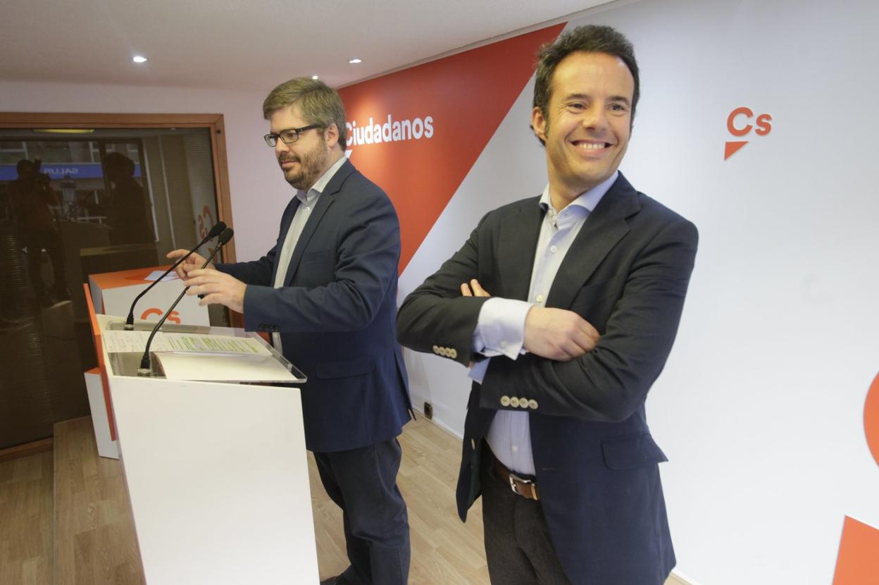 Nacho Cuesta, en primer término, el día que fue presentado por Fran Hervías (22 de marzo de 2019) como candidato a la Alcaldía de Oviedo. Hervías era en aquel momento secretario de Organización de Cs. 