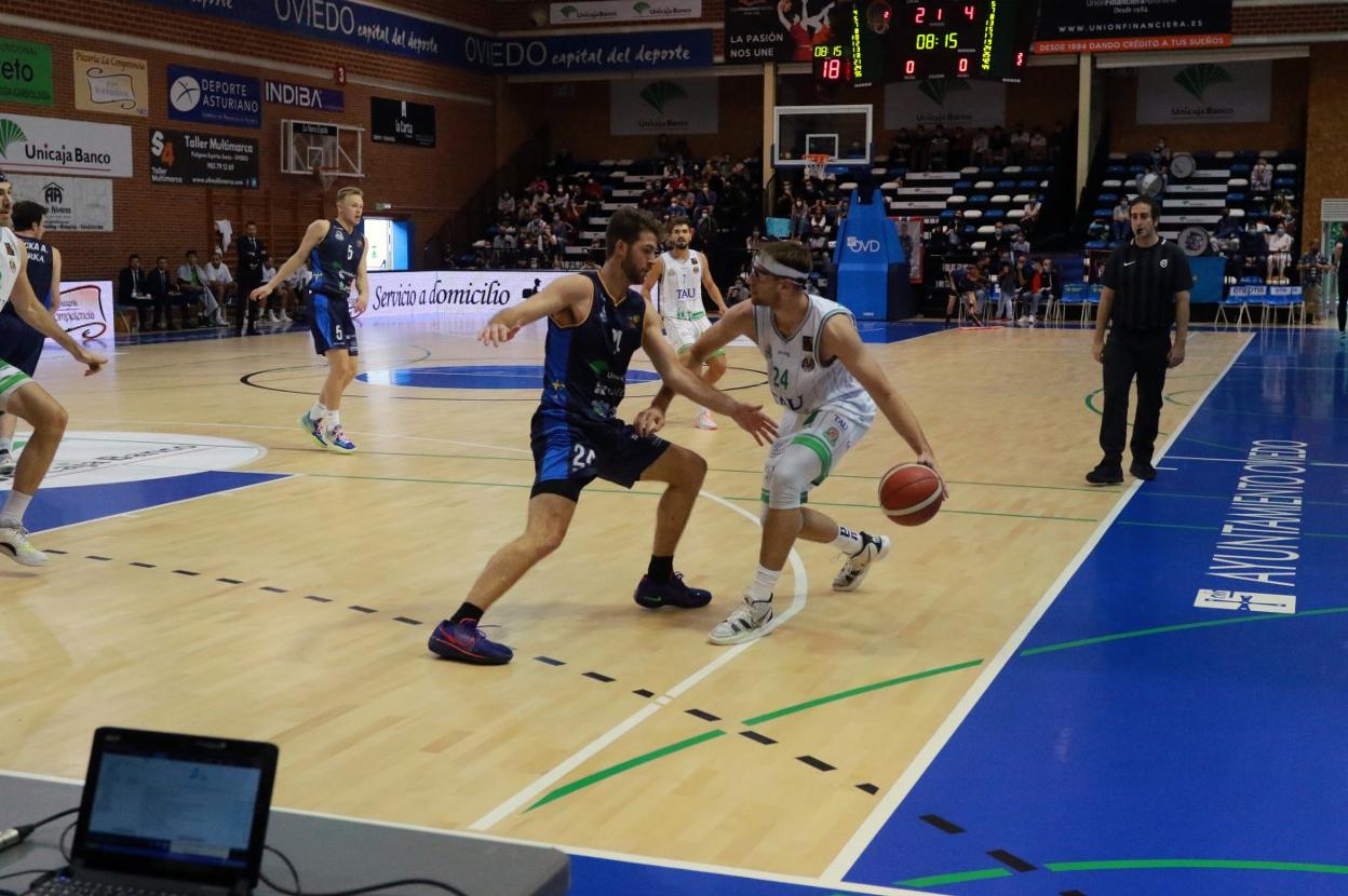 Sean McDonnell intenta defender en la parte exterior del perímetro a un jugador del Tau. 