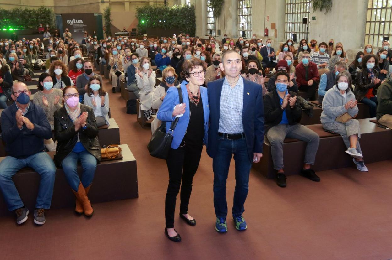 Ozlem Tureci y Ugur Sahin durante el encuetnro con el público en la Fábrica de armas de La Vega. 