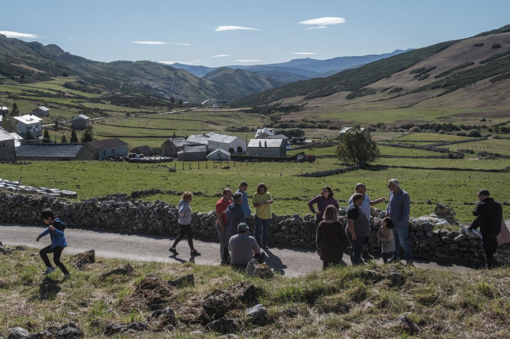 Vecinos reunidos ayer al vivido en una jornada que todos recordarán.