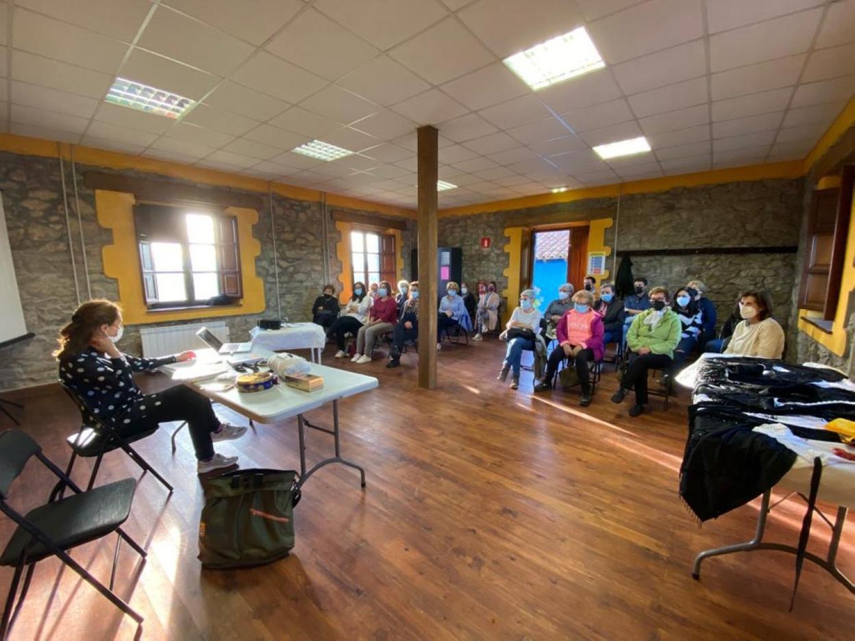 María José Hevia imparte la charla sobre el traje tradicional. 