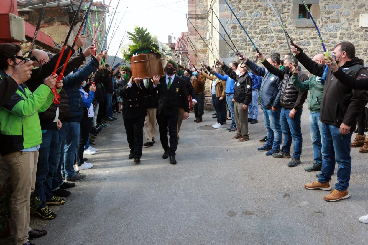 Esquiadores elevan los bastones de esquí para honrar a 'Gelito', cuyo féretro fue trasladado por veteranos de los 'Boinas Verdes'. 
