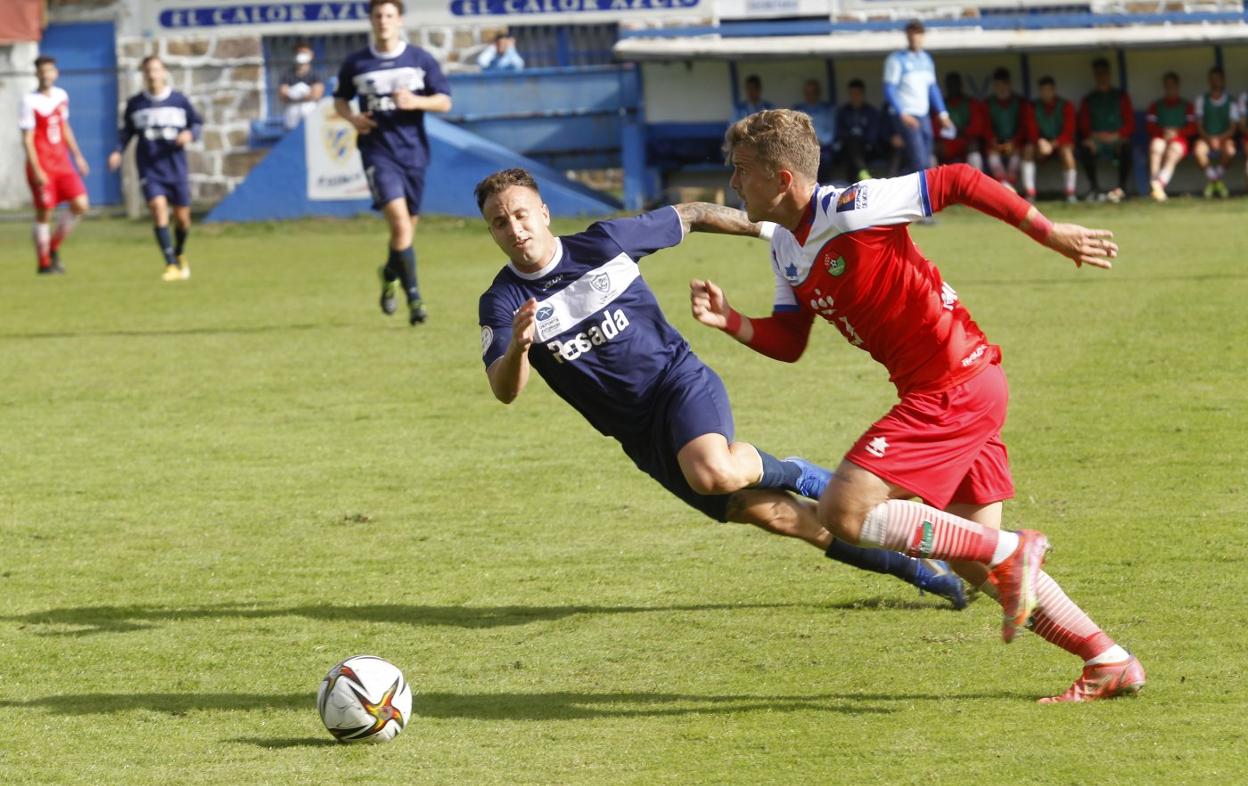 Iván Fernández trata de arrebatar el balón a un futbolista del Móstoles. 