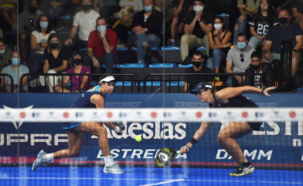 Las palistas Lucía Sainz y Marta Marrero en acción durante la final femenina del World Padel Tour Menorca