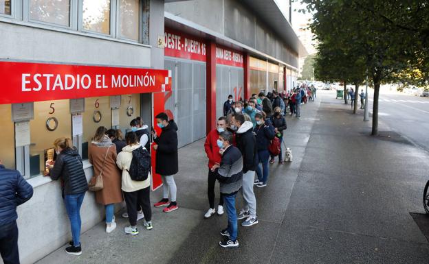 Largas colas en El Molinón para hacerse con una entrada para el Anxo Carro