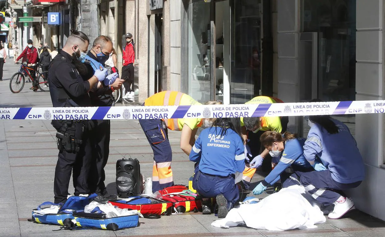 Fallece un hombre que tocaba música en la calle Corrida de forma repentina  en Gijón | El Comercio: Diario de Asturias