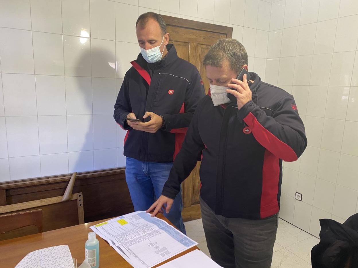 Benigno Menéndez y Juan Jesús García, de EDP, en pleno simulacro. 