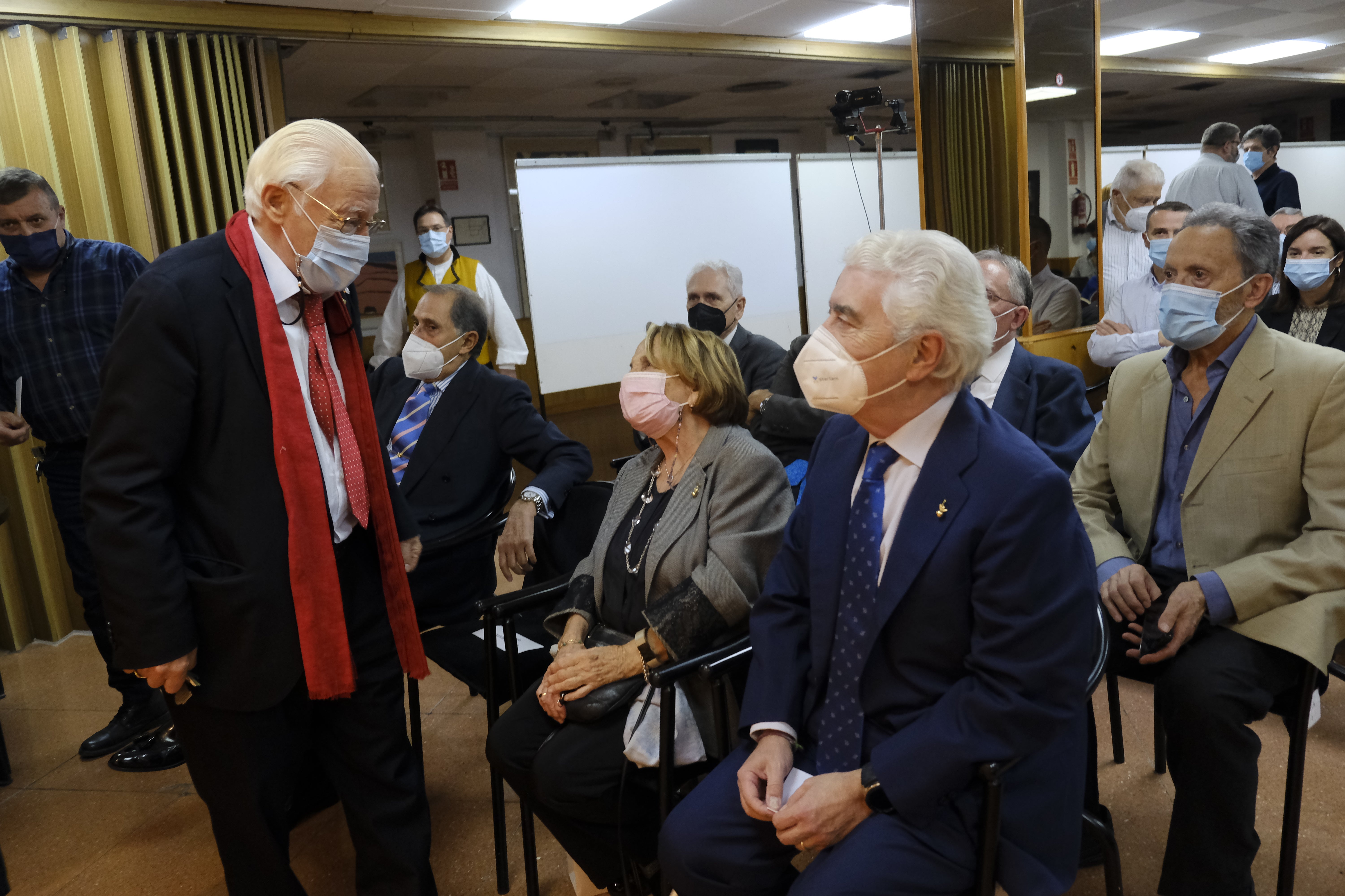 El expresidente del Principado Javier Fernández recibió la Manzana de Oro del Centro Asturiano en Madrid. Le introdujo otro expresidente, Antonio Trevín, quien recordó que «no quiso ser ministro de Industria», ironizando que «nos habría venido bien para el recibo de la luz». 