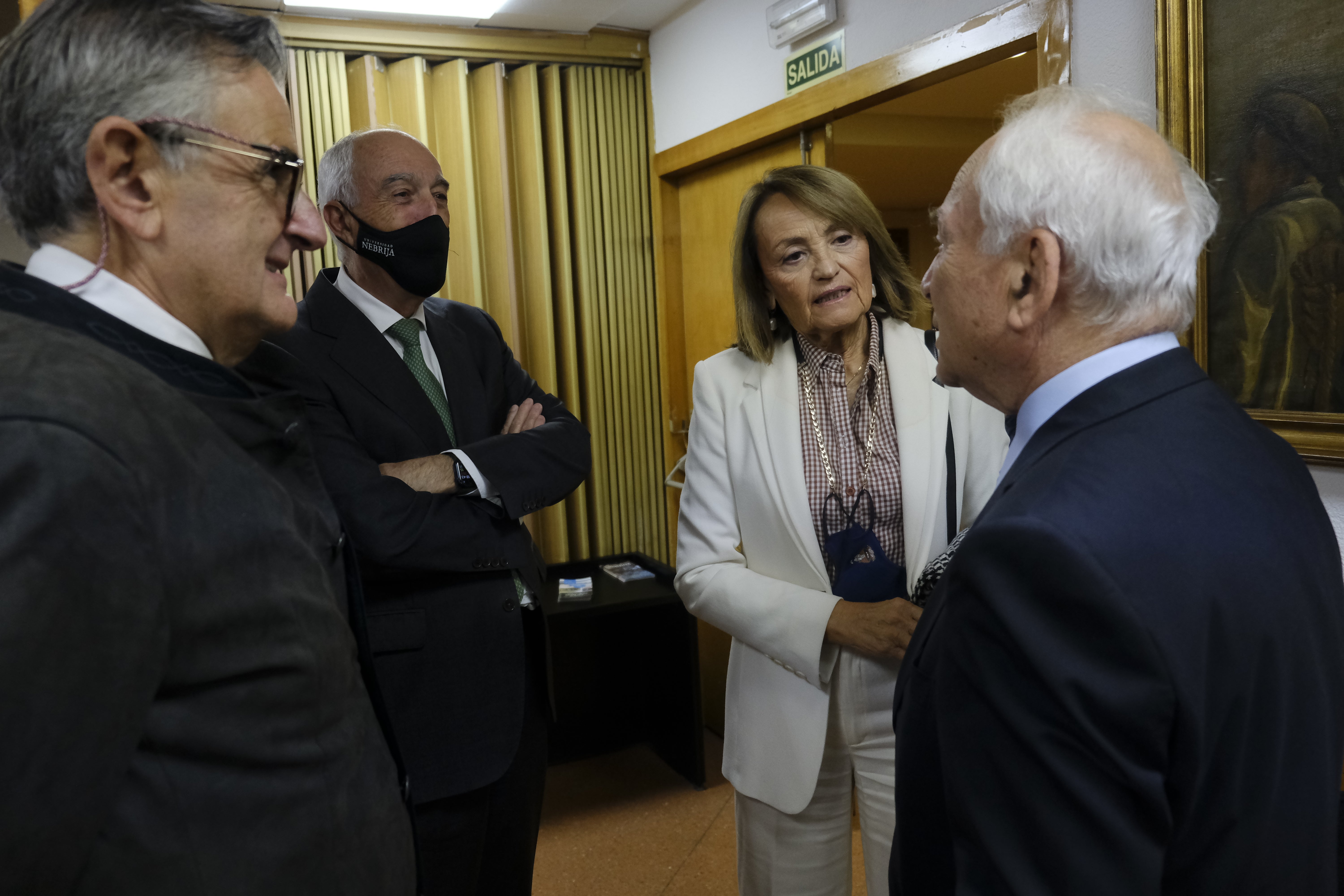 El expresidente del Principado Javier Fernández recibió la Manzana de Oro del Centro Asturiano en Madrid. Le introdujo otro expresidente, Antonio Trevín, quien recordó que «no quiso ser ministro de Industria», ironizando que «nos habría venido bien para el recibo de la luz». 
