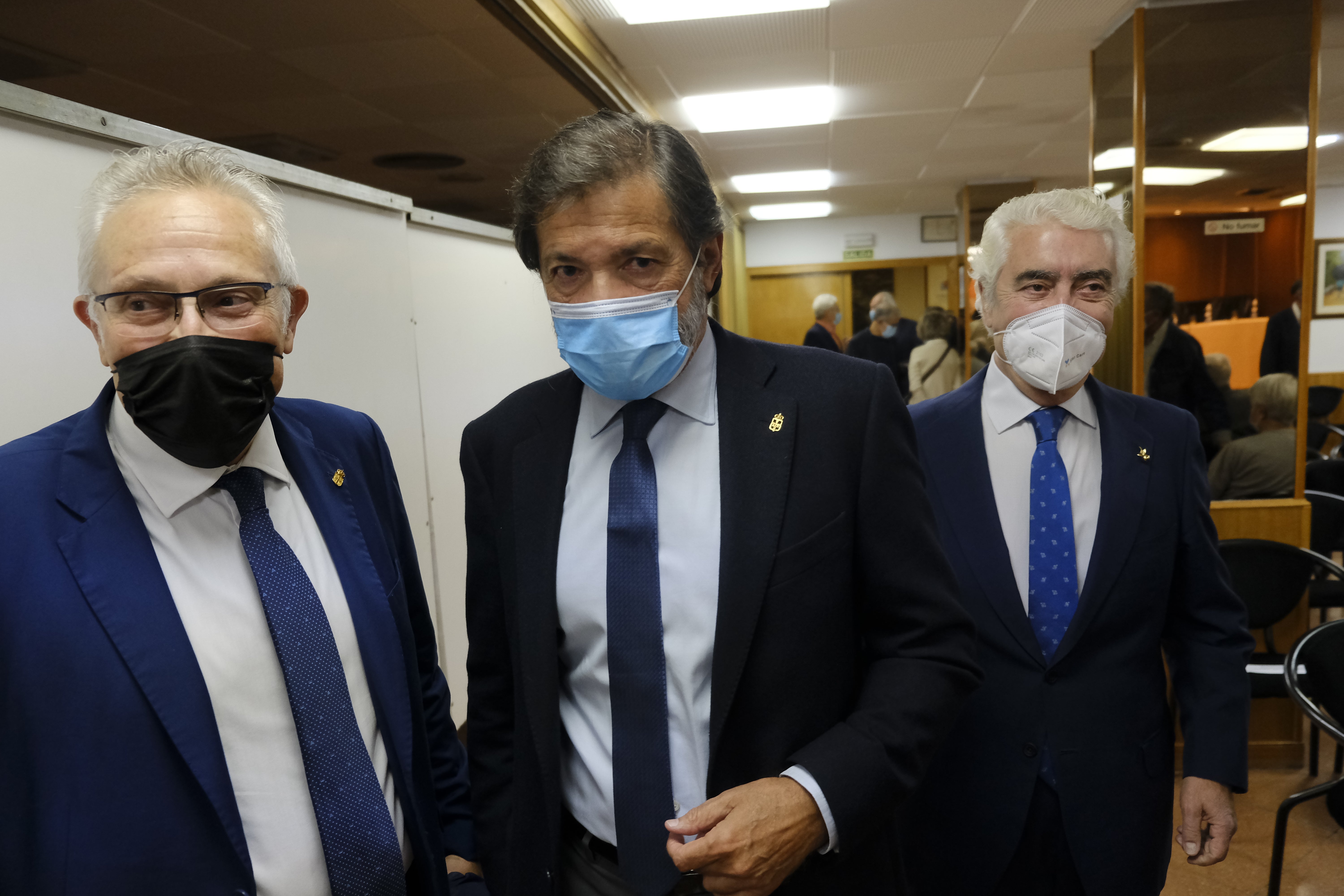 El expresidente del Principado Javier Fernández recibió la Manzana de Oro del Centro Asturiano en Madrid. Le introdujo otro expresidente, Antonio Trevín, quien recordó que «no quiso ser ministro de Industria», ironizando que «nos habría venido bien para el recibo de la luz». 