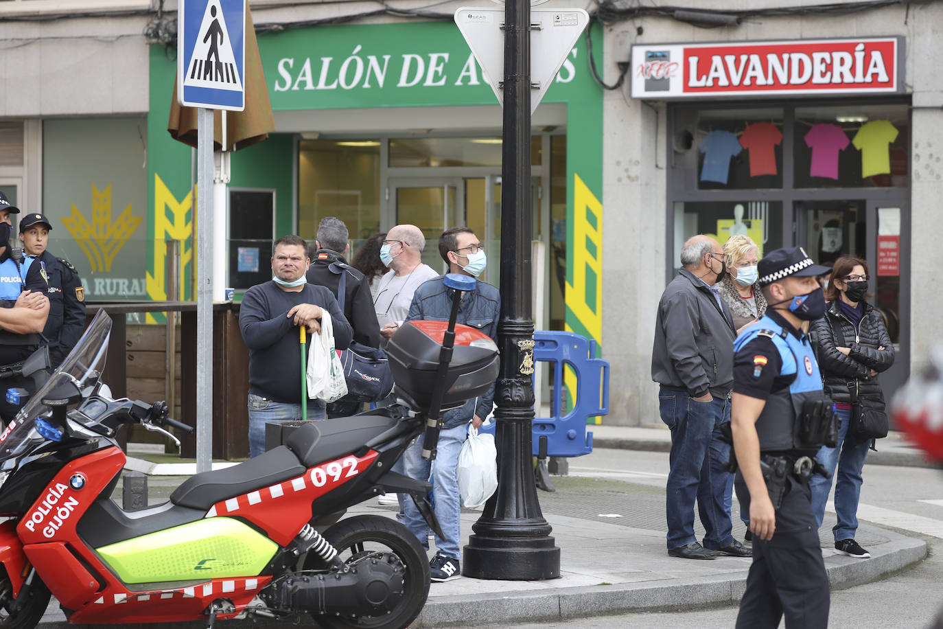 Gijón se ha convertido en plató de rodaje para una película que la productora Vaca Net prepara para Neflix. La historia se inicia el día del confinamiento por la covid-19, cuando una joven aparece sola en las calles de Infiesto, localidad que da nombre a la película que dirige Patxi Amezcua y en la que trabajan, entre otros, actores como Luis Zahera. 