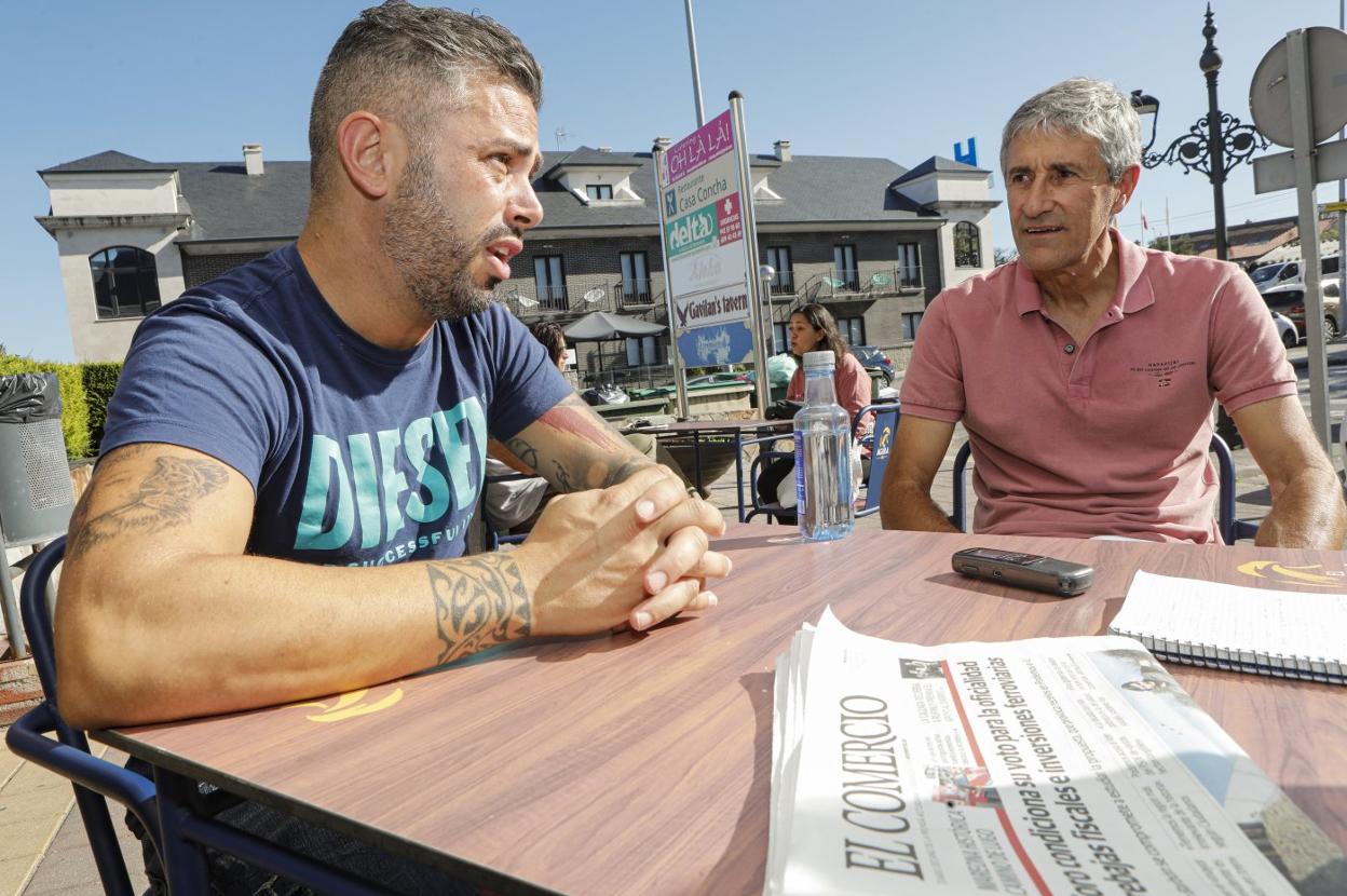 Quique Setién, ayer, con Manu Preciado, en la terraza del Gavilan's Tavern, propiedad del segundo, en la localidad cántabra de Liencres.