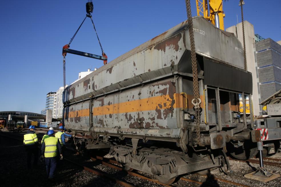 El vagón de Arcelor especial para el transporte de coque, a su llegada al Museo del Ferrocarril. 