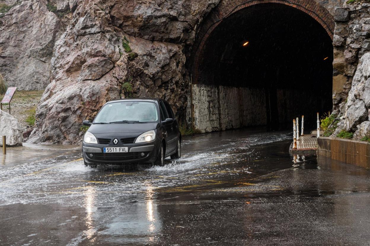 Acceso al túnel de Arnao desde Salinas, inundado por las fuertes lluvias a finales del año pasado. 