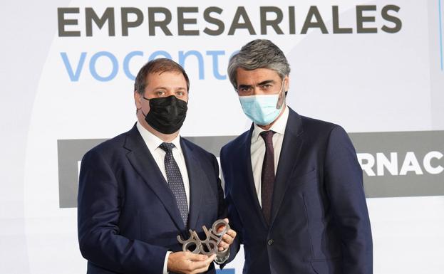 Galería. Juan Manuel Serrano, presidente de Correos, recibe el Premio a la Expansión Internacional de mano de Luis Enríquez, consejero delegado de Vocento.