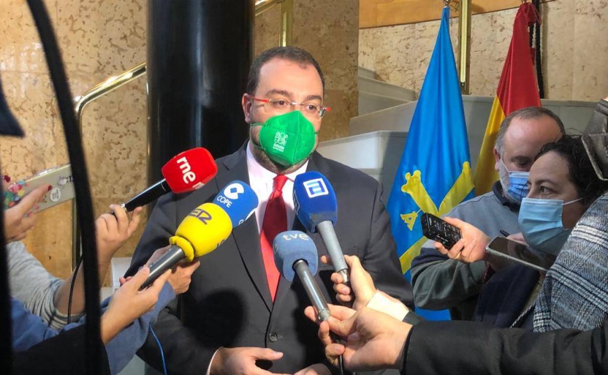 Adrián Barbón, durante la rueda de prensa.
