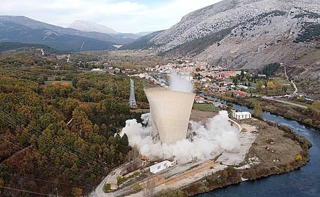 Voladura de la torre de refrigeración de la térmica de Velilla 