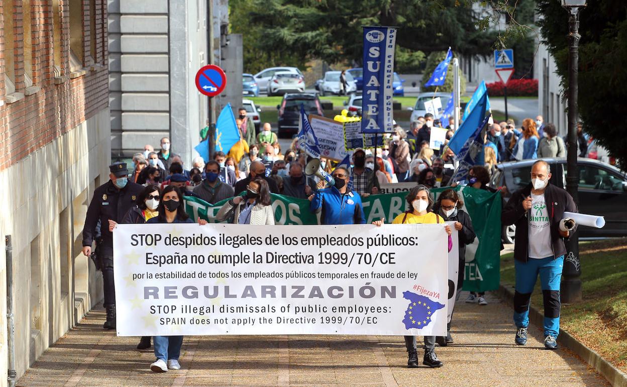 Alrededor de cien interinos asturianos se ha manifestado en Oviedo 