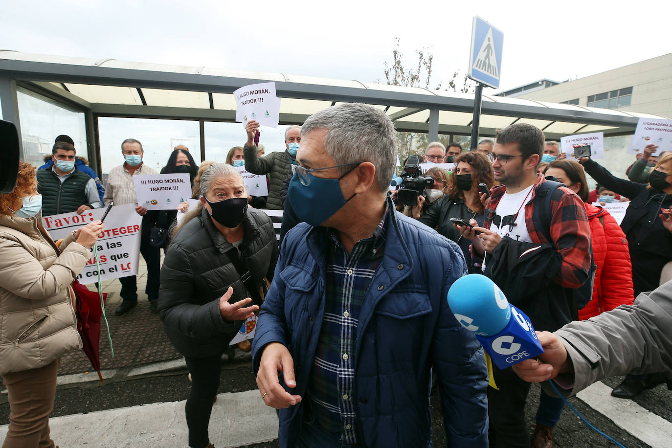 Sindicatos agrarios de Asturias se han concentrado este viernes frente a la Facultad de Derecho de la Universidad de Oviedo, donde iba a participar en un acto el secretario de Estado de Medio Ambiente, Hugo Morán. Un centenar de profesionales del sector agrario han increpado a Morán al grito de «traidor» por la inclusión del lobo en el Listado Oficial de Especies en Régimen de Protección Especial (Lespre). Finalmente, el secretario de Estado ha accedido a reunirse con ellos y cumplir así con una de las reivindicaciones del sector: el ser escuchados. 