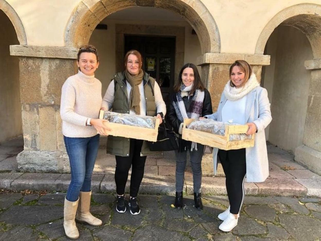 La alcaldesa de Candamo entrega varias plantas a agricultoras. 