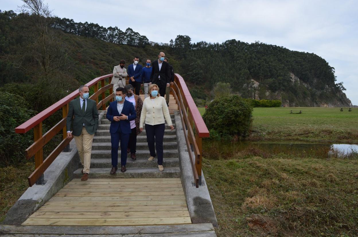 La autoridades estrenan la nueva pasarela peatonal de San Pedro de la Ribera. 
