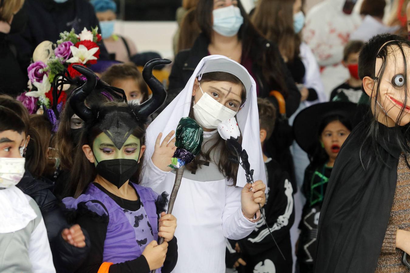 El colegio Carmen Ruiz Tilve en el barrio de Prados de la Vega, la Corredoria (Oviedo), celebró este viernes la Noche de las Ánimas con un desfile repleto de terror con los atuendos de los más pequeños. 