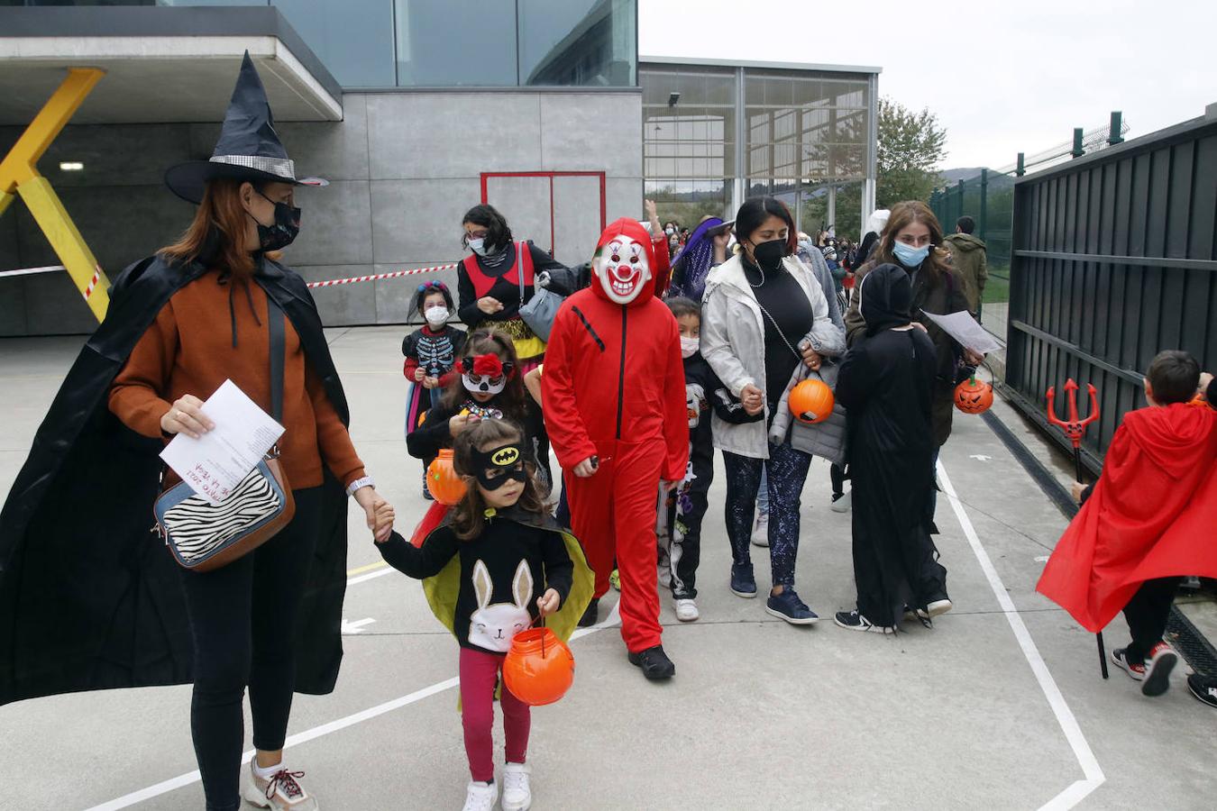 El colegio Carmen Ruiz Tilve en el barrio de Prados de la Vega, la Corredoria (Oviedo), celebró este viernes la Noche de las Ánimas con un desfile repleto de terror con los atuendos de los más pequeños. 