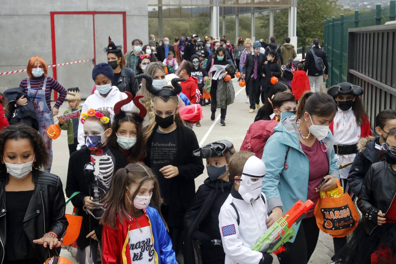 El colegio Carmen Ruiz Tilve en el barrio de Prados de la Vega, la Corredoria (Oviedo), celebró este viernes la Noche de las Ánimas con un desfile repleto de terror con los atuendos de los más pequeños. 