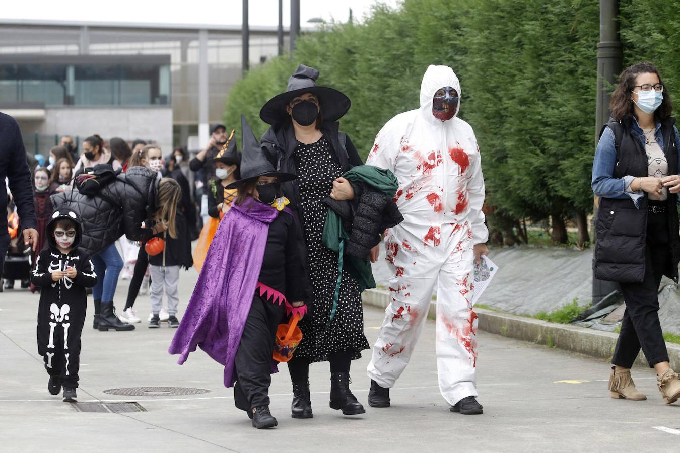 El colegio Carmen Ruiz Tilve en el barrio de Prados de la Vega, la Corredoria (Oviedo), celebró este viernes la Noche de las Ánimas con un desfile repleto de terror con los atuendos de los más pequeños. 