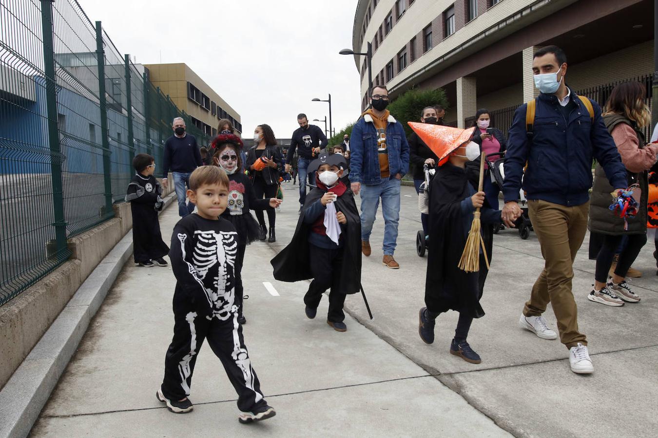 El colegio Carmen Ruiz Tilve en el barrio de Prados de la Vega, la Corredoria (Oviedo), celebró este viernes la Noche de las Ánimas con un desfile repleto de terror con los atuendos de los más pequeños. 
